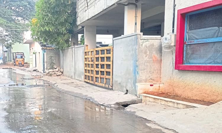 ರಸ್ತೆಯ ಮೇಲೆ ಆಗಾಗ ಹರಿಯುವ ಒಳಚರಂಡಿ ತ್ಯಾಜ್ಯ