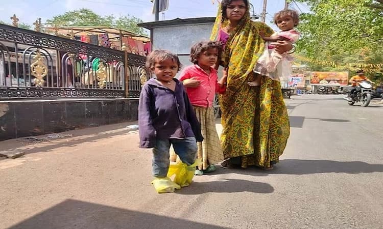 ಬಡತನ: ಮಕ್ಕಳ ಕಾಲಿಗೆ ಚಪ್ಪಲಿಯಂತೆ ಪ್ಲ್ಯಾಸ್ಟಿಕ್‌ ಸುತ್ತಿ ಕೆಲಸಕ್ಕಾಗಿ ಬೀದಿ ಅಲೆದ ತಾಯಿ.!