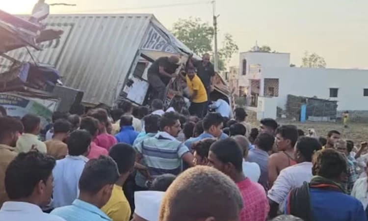 Accident: ಟ್ರಕ್‌ – ಬಸ್‌ ಭೀಕರ ಅಪಘಾತ: ಕನಿಷ್ಠ 6 ಮಂದಿ ಮೃತ್ಯು