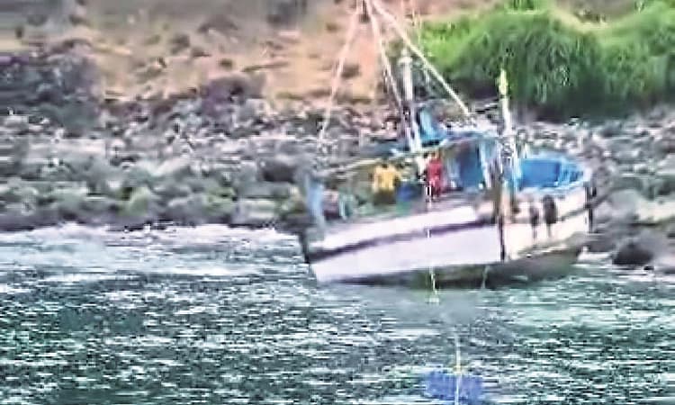 ಬಂಡೆಗೆ ಬಡಿದು ಬೋಟ್‌ ಮುಳುಗಡೆ : 7 ಮೀನುಗಾರರ ರಕ್ಷಣೆ