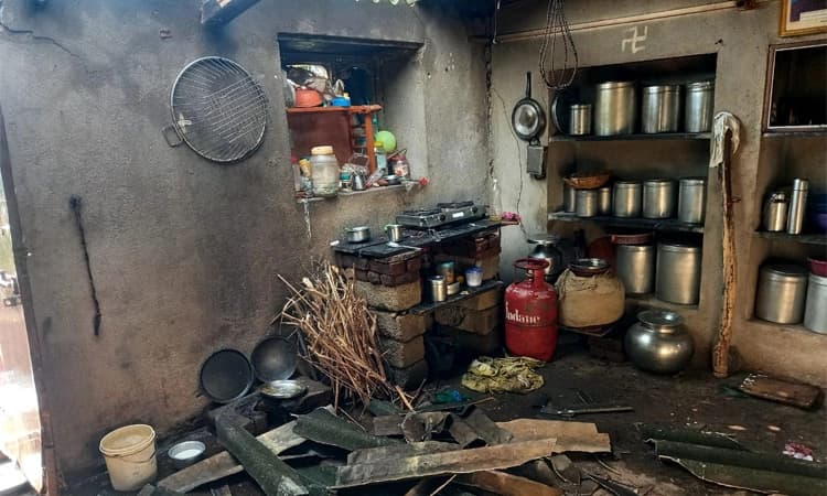 Chikkodi: ಭಾರಿ ಗಾಳಿ ಮಳೆಗೆ ರೈತರ ಮನೆಗಳು ಜಖಂ; ಲಕ್ಷಾಂತರ ರೂ. ಹಾನಿ