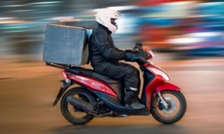 Hyderabad; ನಾಯಿಯಿಂದ ತಪ್ಪಿಸಿಕೊಳ್ಳುವ ವೇಳೆ 3ನೇ ಮಹಡಿಯಿಂದ ಬಿದ್ದ ಡೆಲಿವರಿ ಬಾಯ್