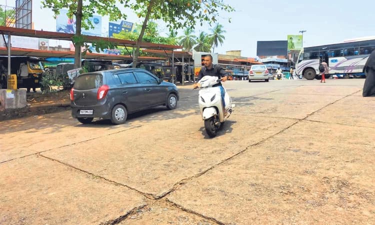 Moodabidri: ರಸ್ತೆ ಸಂಚಾರ ನಿಯಮ ಉಲ್ಲಂಘನೆಗೆ ತಡೆಯೇ ಇಲ್ಲ!