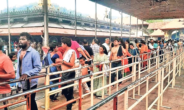 ದೇಗುಲ, ಪ್ರವಾಸಿ ತಾಣಗಳಲ್ಲಿ ಮುಂದುವರಿದ ಜನ ದಟ್ಟಣೆ