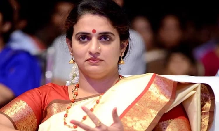 ನನ್ನನ್ನು ಒಬ್ಬ ನಟಿಯಾಗಿ ಮಾತ್ರ ನೋಡಿ: ಪವಿತ್ರಾ ಲೋಕೇಶ್‌ ನೇರ ಮಾತು