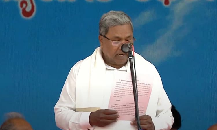 “ಸಿದ್ದರಾಮಯ್ಯ ಎಂಬ ಹೆಸರಿನ ನಾನು..” 24ನೇ ಮುಖ್ಯಮಂತ್ರಿಯಾಗಿ ಸಿದ್ದರಾಮಯ್ಯ ಪ್ರಮಾಣ ವಚನ