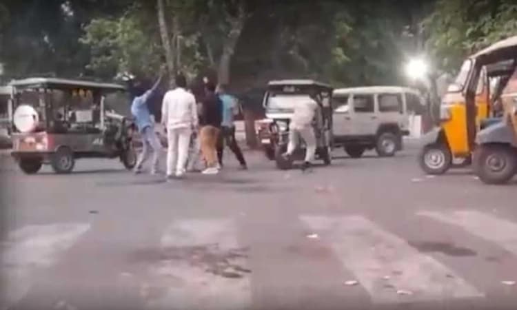 ‌Auto: ಚುಮ್ಮಾ…ಚುಮ್ಮಾ…ಕುಡಿದ ಮತ್ತಿನಲ್ಲಿ ರಸ್ತೆ ಮಧ್ಯೆದಲ್ಲೇ ರಿಕ್ಷಾ ಚಾಲಕರ ಡ್ಯಾನ್ಸ್!