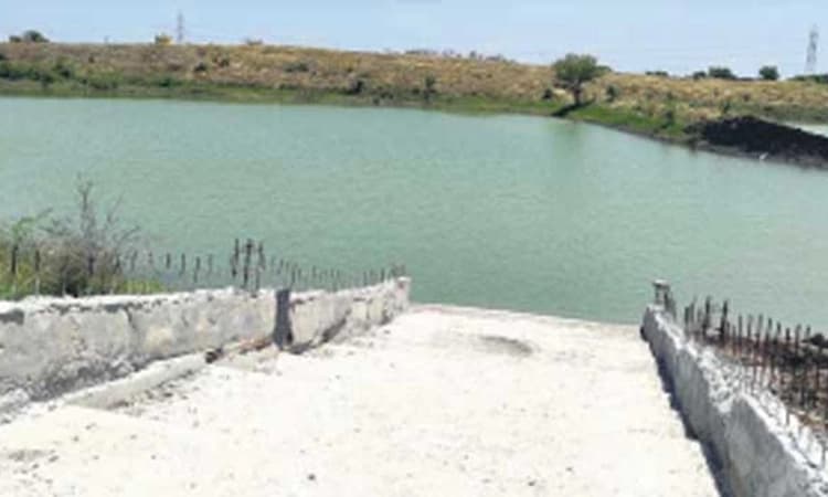 ಹುಬ್ಬಳ್ಳಿ:ಕೆರೆಯಲ್ಲಿ ಶವ- ಉಮಚಗಿಯಲ್ಲಿ ನೀರಿಗೆ ಪರದಾಟ