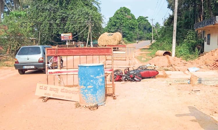 ಮುಗಿಯದ ಕಾಮಗಾರಿ: ಅಪಘಾತಗಳ ಸರಮಾಲೆ