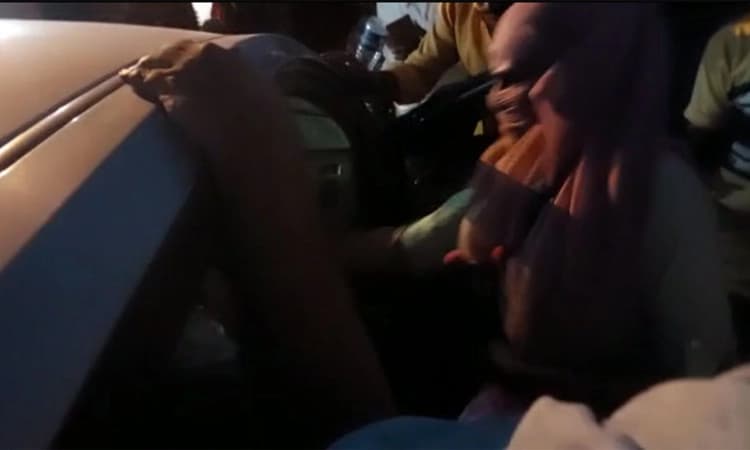 Vijayapura; ಮದ್ಯಸೇವಿಸಿ ಕಾರು ಚಾಲಕನ ನಿರ್ಲಕ್ಷ್ಯ; ಆಟೋ ಪಲ್ಟಿ