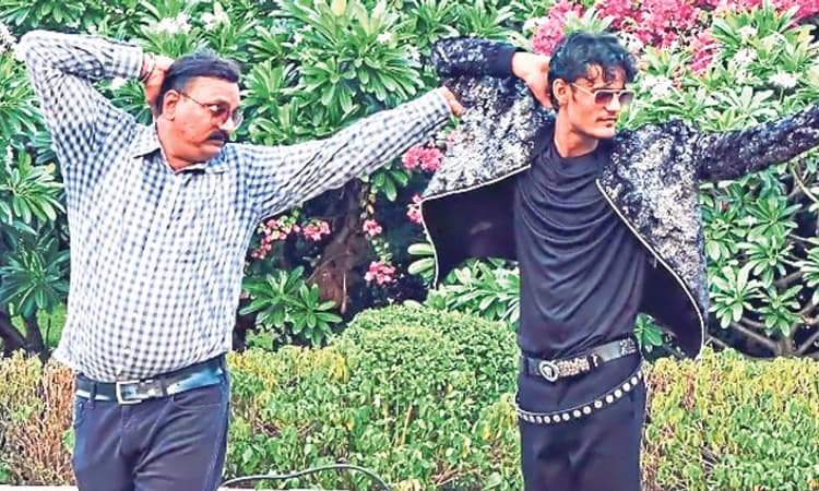 ಸೋಶಿಯಲ್‌ ಮೀಡಿಯಾ ಸ್ಟಾರ್‌ ಜತೆ ಪೊಲೀಸ್‌ ಡಾನ್ಸ್‌ !