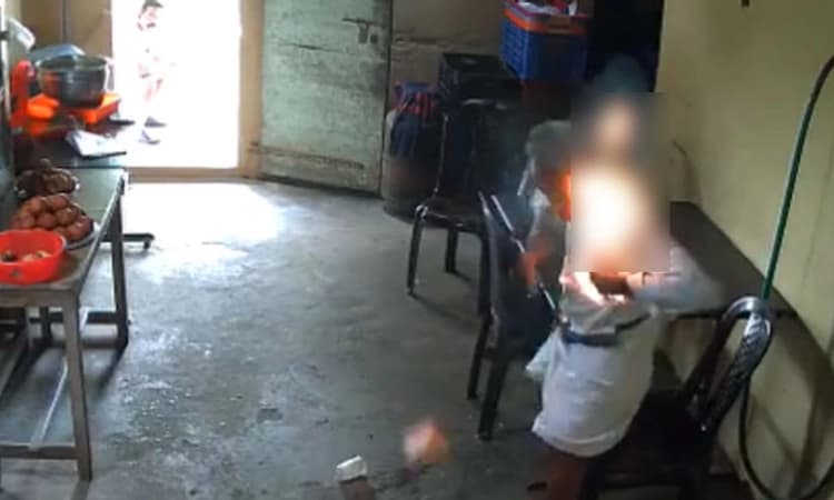 Kerala: ಶರ್ಟ್ ಜೇಬಿನಲ್ಲಿ ಮೊಬೈಲ್ ಸ್ಫೋಟ ; ವೃದ್ಧ ಪಾರು!