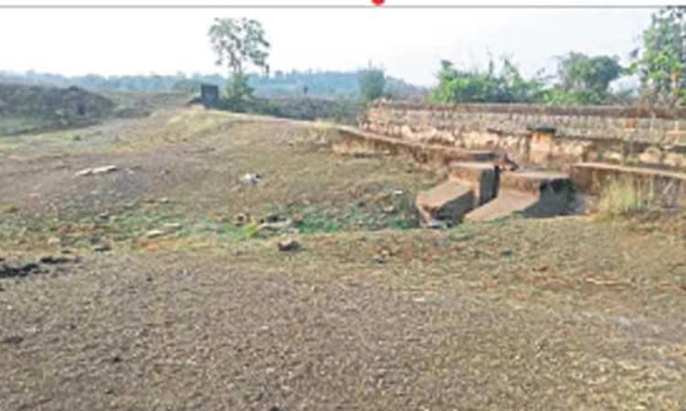 Dharwad: ಮಳೆ ಮಾಯ, ಬರಗಾಲದ ಛಾಯಾ- ಬಿರುಕು ಬಿಟ್ಟ 500 ಕೆರೆಯಂಗಳ…