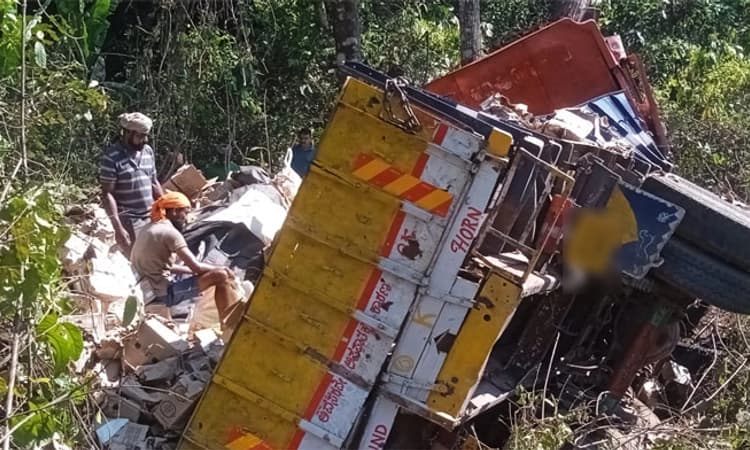 Yellapur; ಮದ್ಯ ಸಾಗಿಸುತ್ತಿದ್ದ ಲಾರಿ ಪಲ್ಟಿ: ಇಬ್ಬರಿಗೆ ಗಂಭೀರ ಗಾಯ