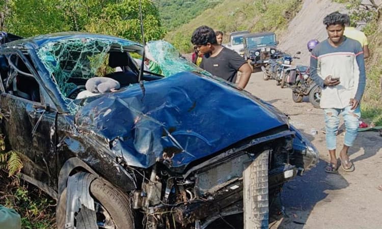 Chikkamagaluru; ಚಾಲಕನ ನಿಯಂತ್ರಣ ತಪ್ಪಿ ಪ್ರಪಾತಕ್ಕೆ ಬಿದ್ದ ಕಾರು