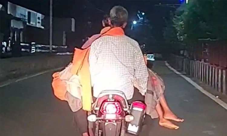 Bhopal: ಆ್ಯಂಬ್ಯುಲೆನ್ಸ್‌ ನೀಡದ ಆಸ್ಪತ್ರೆ: ಮಗಳ ಮೃತದೇಹವನ್ನು ಬೈಕ್‌ನಲ್ಲಿ ಸಾಗಿಸಿದ ತಂದೆ
