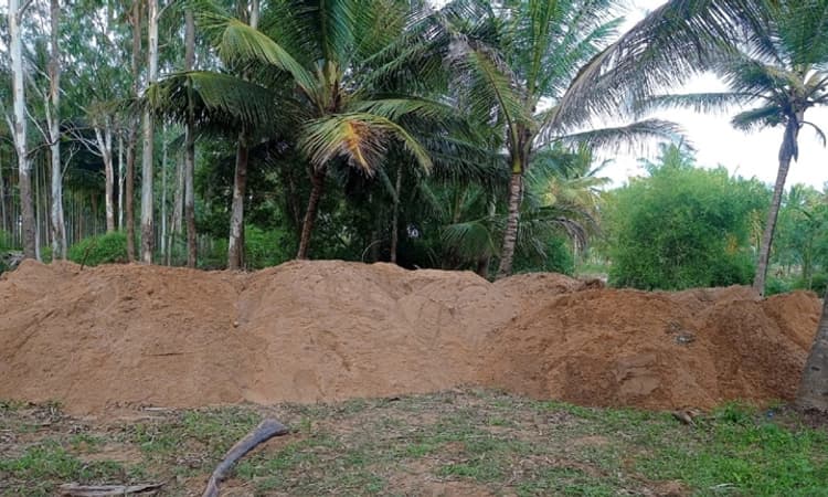 ಅಕ್ರಮ ಮರಳು ಅಡ್ಡೆಗೆ ದಾಳಿ: 20 ಲೋಡ್ ಮರಳು, ಎರಡು ಟ್ರ್ಯಾಕ್ಟರ್, ಜೆಸಿಬಿ ವಶ