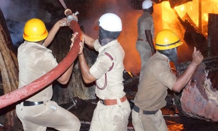 ಮನೆಗೆ ಬೆಂಕಿ : ಭಿನ್ನ ಸಾಮರ್ಥ್ಯದ ಯುವಕನ ರಕ್ಷಣೆ