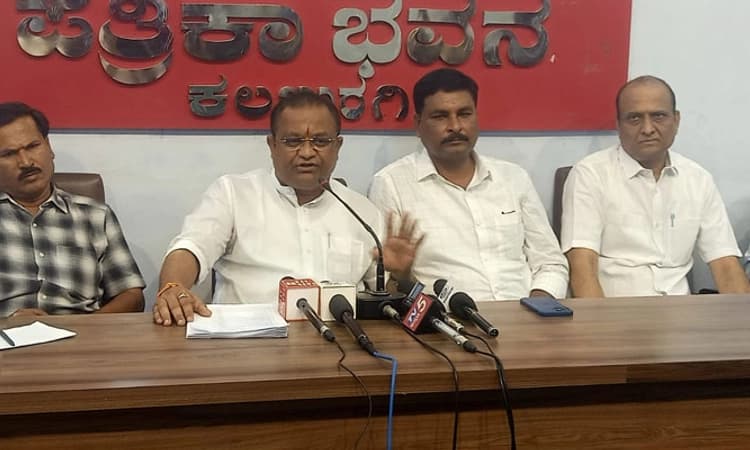 ವೀರಶೈವ – ಲಿಂಗಾಯತರಿಗೆ ಮುಖ್ಯಮಂತ್ರಿ ಸ್ಥಾನ ನೀಡಬೇಕು: ಆಗ್ರಹ