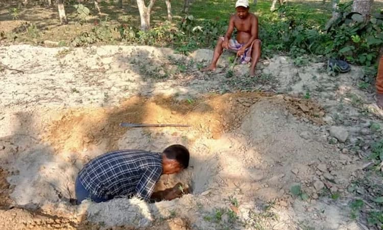 ಮಗು ಮೃತ್ಯು: ಆ್ಯಂಬ್ಯುಲೆನ್ಸ್ ಗೆ ಹಣವಿಲ್ಲದೆ ಚೀಲದಲ್ಲಿ ಮೃತದೇಹವನ್ನು ಹಾಕಿ ತಂದ ತಂದೆ.!