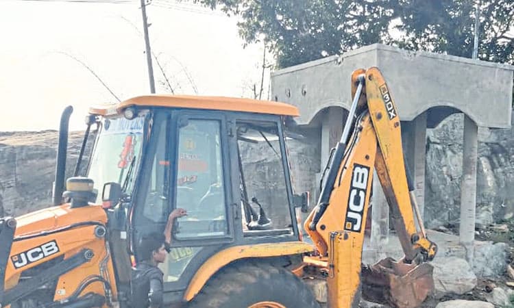 ಆಂಜನೇಯಸ್ವಾಮಿ ಮಂಟಪ ತೆರವಿಗೆ ತೀವ್ರ ವಿರೋಧ