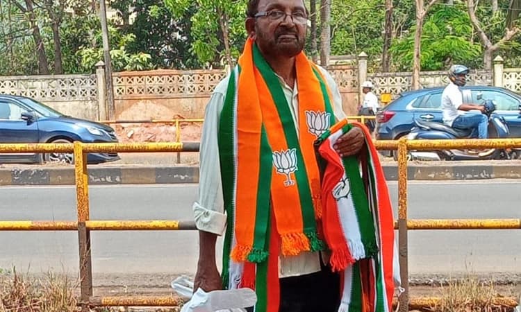 ಮತ ಎಣಿಕೆ ಬಿರುಸು: ಮತ ಕೇಂದ್ರದ ಹೊರಗೆ ಕೈ ಕಮಲ ಶಾಲ್ ಸೇಲ್ !