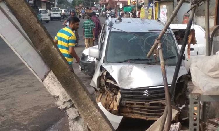 ಮಡಿಕೇರಿ: ವಿದ್ಯುತ್‌ ಕಂಬಕ್ಕೆ ಕಾರು ಢಿಕ್ಕಿ: ತಪ್ಪಿದ ಅನಾಹುತ