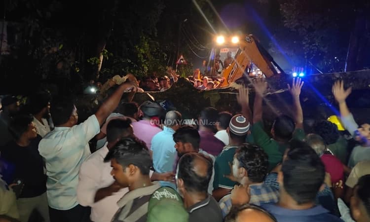 ಮಲ್ಲಾರು: ಗಾಳಿ ಮಳೆ ತಂದ ದುರಂತ… ರಿಕ್ಷಾದ ಮೇಲೆ ಮರ ಬಿದ್ದು ಇಬ್ಬರು ಗಂಭೀರ