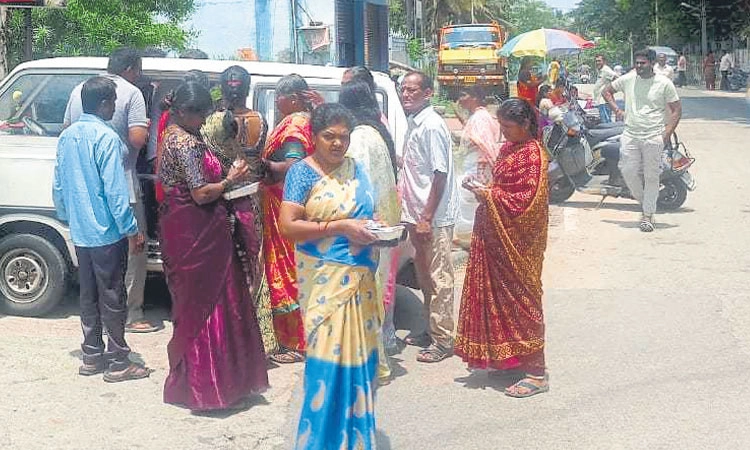 ಮತ ಹಾಕಿ ಬಂದ್ರು ಬಿರಿಯಾನಿ ತಿಂದ್ರು…