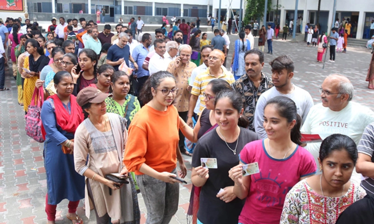 ಮತದಾನ ಶಾಂತಿಯುತ; ಇವಿಎಂನಲ್ಲಿ ಭವಿಷ್ಯ ಭದ್ರ