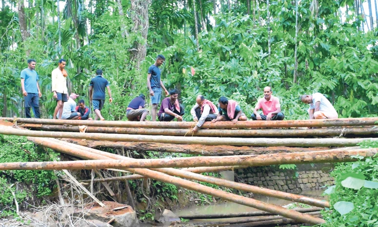 ಕುಜುಂಬಾರು: ಮತ ಚಲಾಯಿಸದೇ ಆಕ್ರೋಶ; ಶ್ರಮಸೇವೆಯಲ್ಲಿ ಮತದಾರರು