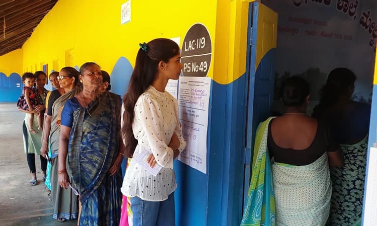 ಕುಂದಾಪುರ: ತಂದೆ ಮೃತಪಟ್ಟರೂ ಕರ್ತವ್ಯಕ್ಕೆ ಹಾಜರಾದ ಮಹಿಳೆ !