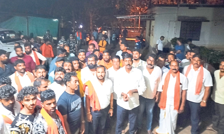 ನಕಲಿ ಮತದಾನ ಆರೋಪ: ಮೂಡುಬಿದಿರೆ ಠಾಣೆಗೆ ಮುತ್ತಿಗೆ