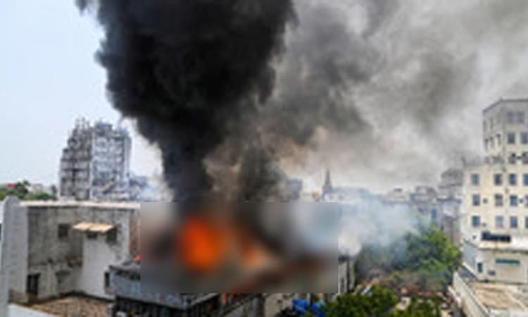 ಕೋಲ್ಕತಾ ರಾಜಭವನ ಸಮೀಪದ ಕಟ್ಟಡದಲ್ಲಿ ಭಾರೀ ಬೆಂಕಿ; ಇಬ್ಬರಿಗೆ ಗಾಯ