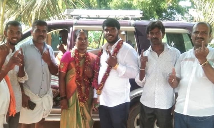 Chamarajanagar: ಹಸೆಮಣೆಯಿಂದ ಮತಗಟ್ಟೆಗೆ ಬಂದ ನವ ವಧೂವರರು!