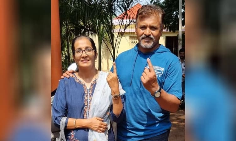 Karnataka Poll: ಮತ ಚಲಾವಣೆಗಾಗಿ ದುಬೈನಿಂದ ಬನಹಟ್ಟಿಗೆ ಬಂದ ದಂಪತಿ