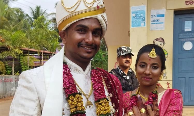 ಮಣಿಪಾಲ: ವಿವಾಹ ಮಂಟಪದಿಂದ ಬಂದು ಮತ ಚಲಾಯಿಸಿದ ವರ