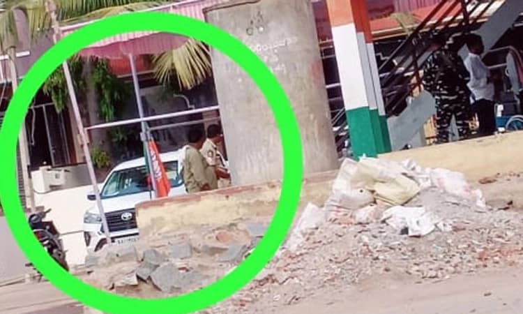 Karnataka Polls ಮಸ್ಕಿ: ಬಿಜೆಪಿ ಧ್ವಜವಿರುವ ಕಾರು ನಿಲ್ಲಿಸಿದ್ದಕ್ಕೆ ಗಲಾಟೆ