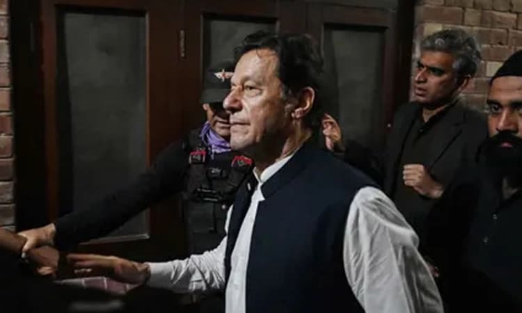 ಇಸ್ಲಮಾಬಾದ್ ಕೋರ್ಟ್ ನಿಂದ ಇಮ್ರಾನ್ ಖಾನ್ ರನ್ನು ಬಂಧಿಸಿದ ಅರೆಸೇನಾ ಪಡೆಗಳು