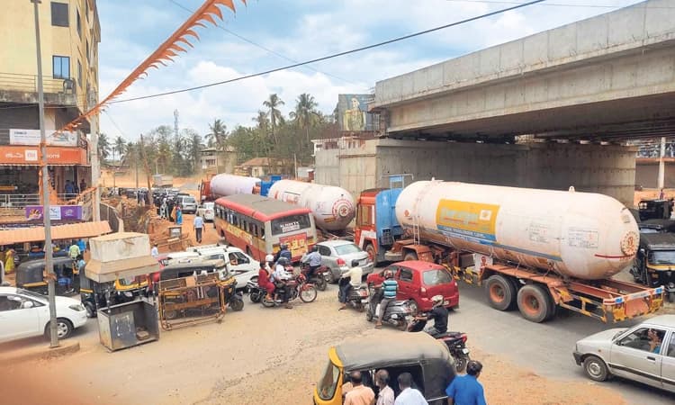 ಮೆಲ್ಕಾರ್‌ನಲ್ಲಿ ರಜಾ ದಿನವೂ ಕಂಡುಬಂದ ಸಂಚಾರ ದಟ್ಟಣೆ