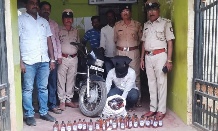 ಮತದಾರರಿಗೆ ಹಂಚಲು ತಂದಿದ್ದ 560 ಬಾಟಲ್ ಗೋವಾ ಮದ್ಯ, ಮೂವರು ಆರೋಪಿಗಳು ವಶಕ್ಕೆ