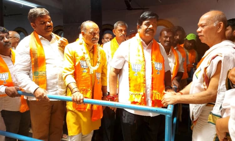 ರಘು ಪ್ರಗತಿ ಕಾರ್ಯಕ್ಕೆ ಗುಜರಾತ್‌ ಶಾಸಕ ಮೆಚ್ಚುಗೆ; ರೋಡ್‌ ಶೋ, ಪಾದಯಾತ್ರೆಗೆ ಸ್ವಾಗತ