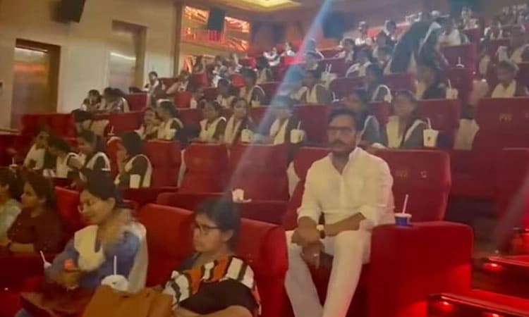 ವಿದ್ಯಾರ್ಥಿನಿಯರಿಗೆ ಉಚಿತವಾಗಿ ʼದಿ ಕೇರಳ ಸ್ಟೋರಿʼ ಪ್ರದರ್ಶನ ಏರ್ಪಡಿಸಿದ ಬಿಜೆಪಿ ನಾಯಕ