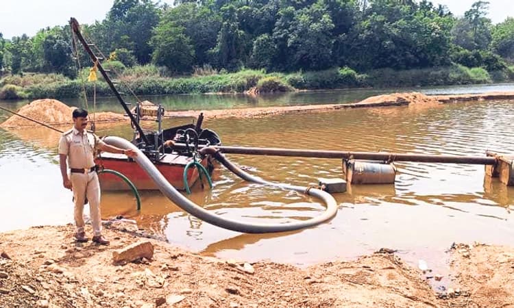 ಕುಮಾರದಾರ ನದಿಯಲ್ಲಿ ಅಕ್ರಮ ಮರಳುಗಾರಿಕೆ: ಪೊಲೀಸರ ದಾಳಿ; ಸೊತ್ತುಗಳ ವಶ