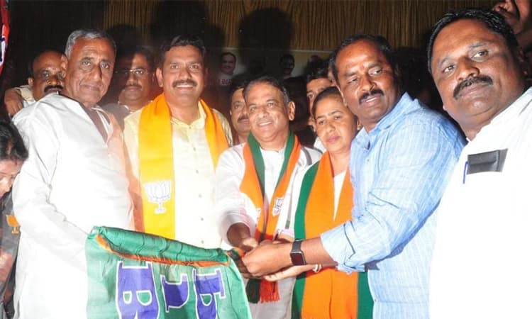 ಚುನಾವಣಾ ಕಣದಿಂದ ನಿವೃತ್ತಿ: ಮಾಜಿ ಶಾಸಕ ಎಸ್.ಕೆ.ಬಸವರಾಜನ್ ದಂಪತಿ ಬಿಜೆಪಿ ಸೇರ್ಪಡೆ