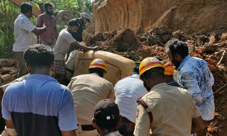ಶಿರಸಿ: ಧರೆ ಕುಸಿದು ಮಣ್ಣಿನಡಿ ಸಿಲುಕಿದ್ದ ಮೂವರ ರಕ್ಷಣೆ