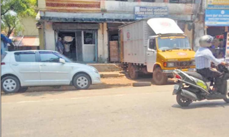 ಕುಂದಾಪುರ: ಸಾರ್ವಜನಿಕ ಪಾರ್ಕಿಂಗ್‌ಗೆ ದಿಗ್ಬಂಧನ!