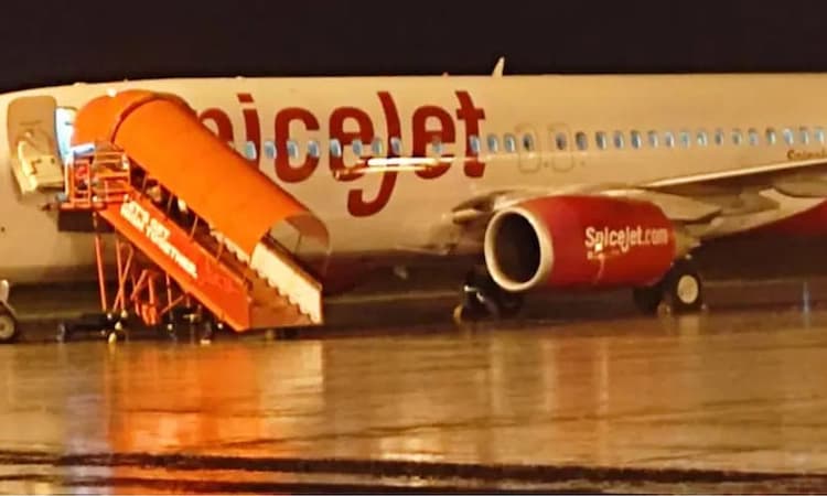 ಲ್ಯಾಂಡ್ ಆಗುತ್ತಿದ್ದ ವಿಮಾನಕ್ಕೆ ಅಪ್ಪಳಿಸಿದ ಬಿರುಗಾಳಿ; 40 ಮಂದಿ ಪ್ರಯಾಣಿಕರಿಗೆ ಗಾಯ!