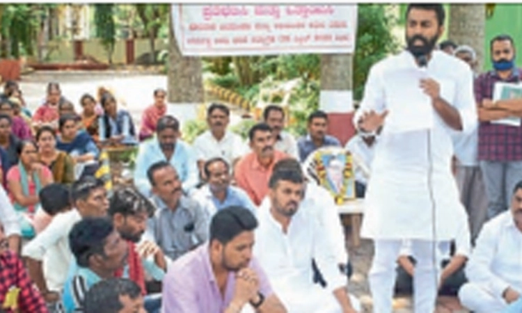 ಈಡೇರದ ಭರವಸೆ; ಮುಂದುವರಿದ ಧರಣಿ