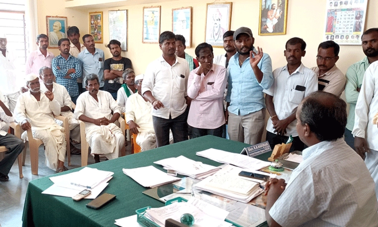ವಿದ್ಯುತ್‌ ಸಮಸ್ಯೆ ಪರಿಹಾರಕ್ಕೆ ರೈತರಿಂದ ಪ್ರತಿಭಟನೆ